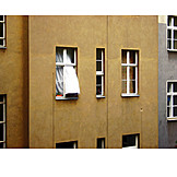   Fenster, Vorhang, Hinterhof