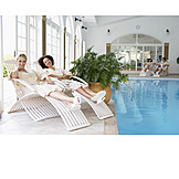   Junge frau, Wellness & relax, Schwimmbad, Hallenbad