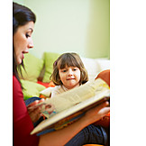   Mutter, Tochter, Vorlesen