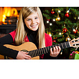   Mädchen, Weihnachten, Bescherung, Gitarre spielen, Weihnachtslied