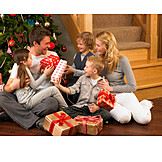   Weihnachten, Familie, Bescherung, Familienleben