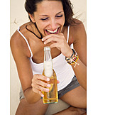   Junge Frau, Sorglos & Entspannt, Genuss & Konsum, Bier, Bierflasche