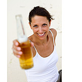   Junge Frau, Genuss & Konsum, Bier, Bierflasche, Prost