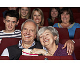   Seniorin, Senior, Freizeit & Entertainment, Kino, Ehepaar, Popcorn