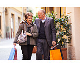   Seniorin, Senior, Einkauf & Shopping, Fußgängerzone, Ehepaar, Einkaufstüten, Shoppingtour, 50plus