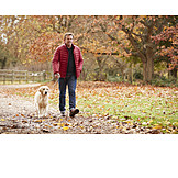   Mann, Hund, Gassi, Herbstspaziergang