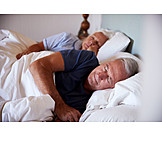   Schlafen, Bett, Seniorenpaar