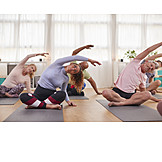   Dehnen, Yogaübung, Yogastudio, Yogagruppe