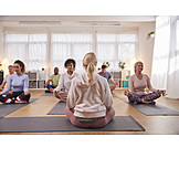   Yogaübung, Meditieren, Yogagruppe
