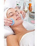   Massage, Gesichtsmassage, Einmassieren, Kosmetikbehandlung
