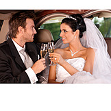   Glücklich, Champagner, Limousine, Anstoßen, Brautpaar