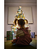   Kleinkind, Bescherung, Weihnachtsbaum