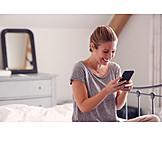   Junge Frau, Freude, Schlafzimmer, Smartphone