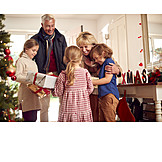   Zuhause, Weihnachten, Begrüßung, Großeltern, Weihnachtsgeschenk, Enkelkinder