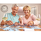   Freizeit, Wein, Spiel, Puzzle, Seniorenpaar