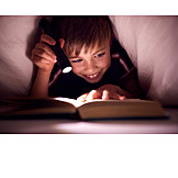   Junge, Buch, Lesen, Bettdecke, Heimlich, Bettzeit