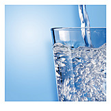   Eingießen, Mineralwasser