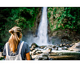   Junge Frau, Wasserfall, Naturerlebnis