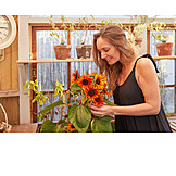   Junge Frau, Sonnenblume, Gartenarbeit, Gewächshaus