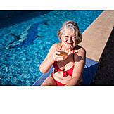   Seniorin, Getränk, Urlaub, Pool