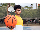   Junger Mann, Basketball, Basketballplatz, Hinhalten
