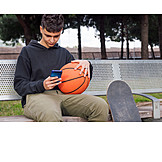   Junger Mann, Warten, Sitzbank, Basketball, Smartphone