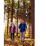   Paar, Herbstwald, Wandern