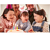   Eltern, Lachen, Kinder, Kindergeburtstag, Geburtstagskuchen, Geburtstagsfeier, Trisomie 21