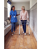   Seniorin, Altenpflegerin, Mobilität, Gehhilfe, Altenpflege