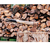   Holzstapel, Axt, Brennholz