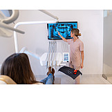   Röntgenbild, Patientin, Zahnärztin, Patientengespräch, Erläutern